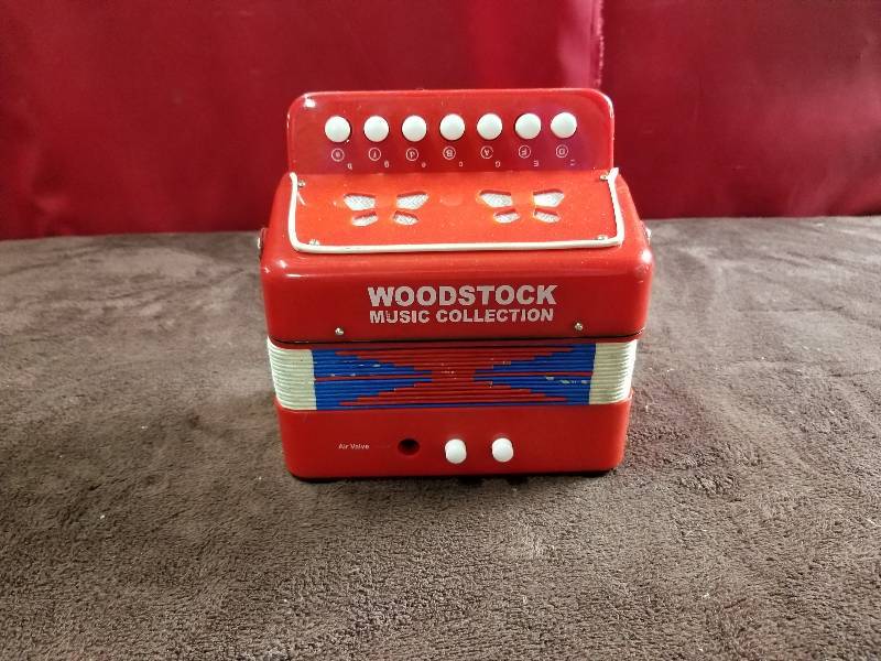 lot 7847 image: Woodstock Music Collectible