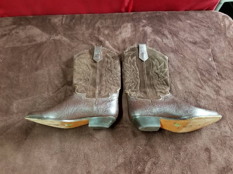 lot 7856 image: Lot of High End Boots