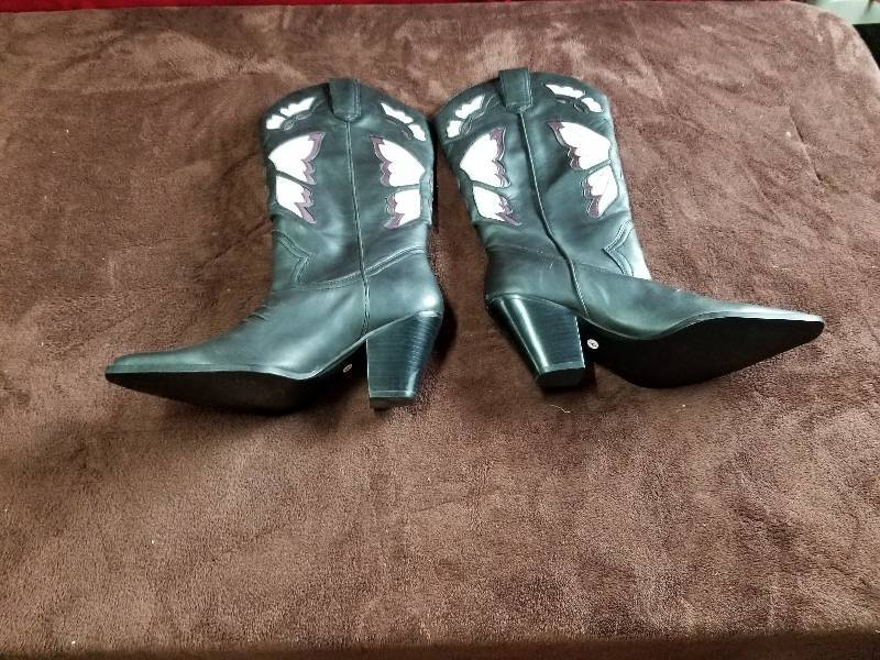 lot 7857 image: Lot of High End Boots