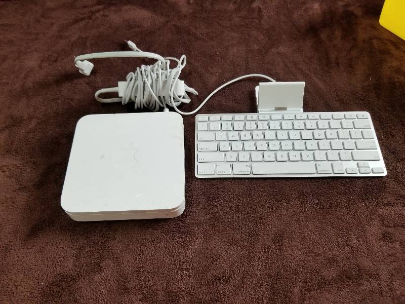 lot 7860 image: Mac Keypad and Charging Station