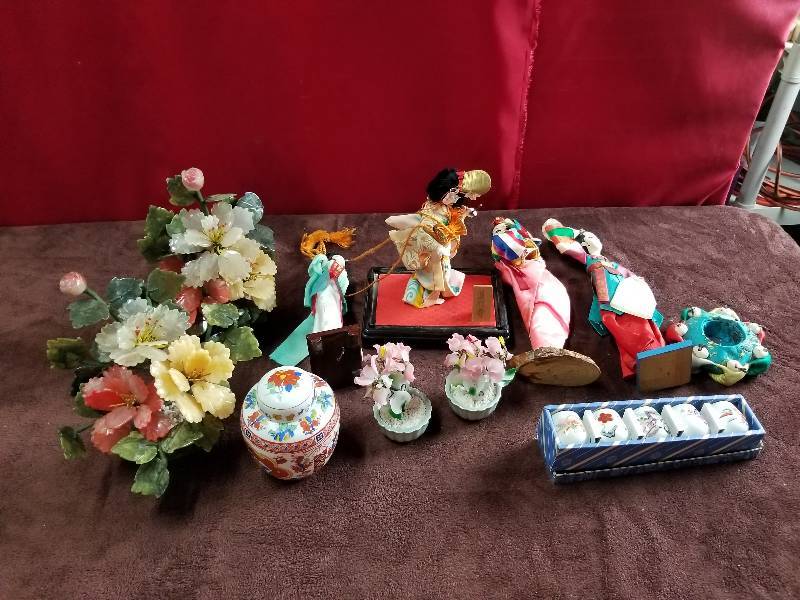 lot 7861 image: Lot of Japanese Collectible Decor