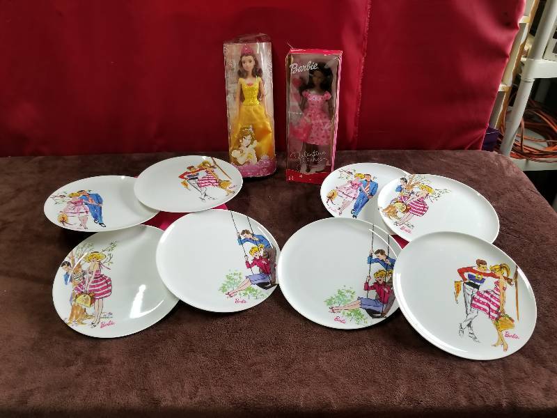 lot 7862 image: Decorative Plate Set and Collectible Barbies