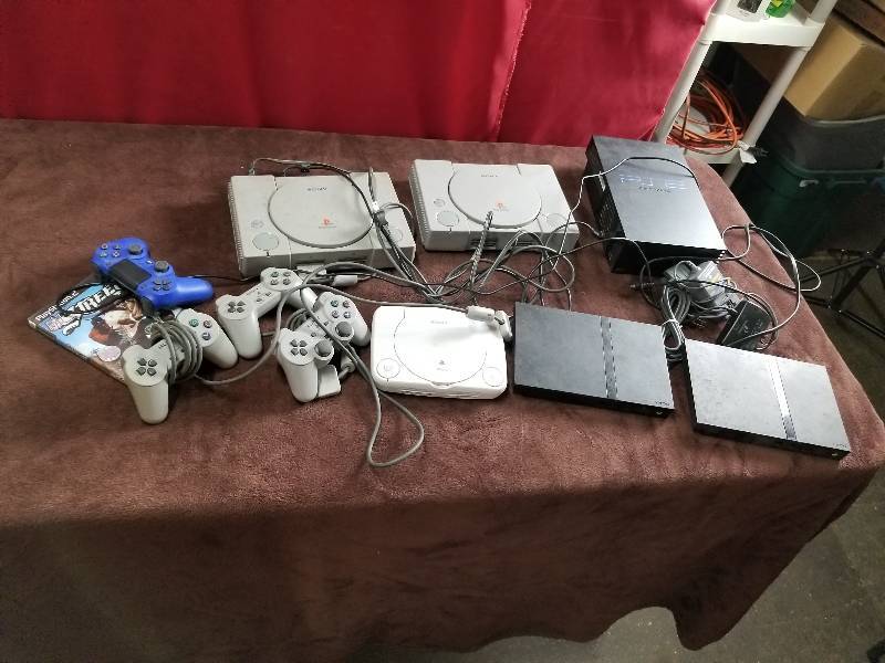 lot 7884 image: Multiple Generations of PS Consoles