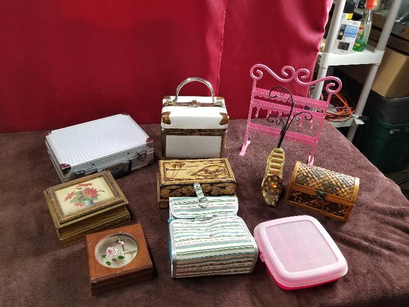 lot 7896 image: Jewelry Organizers