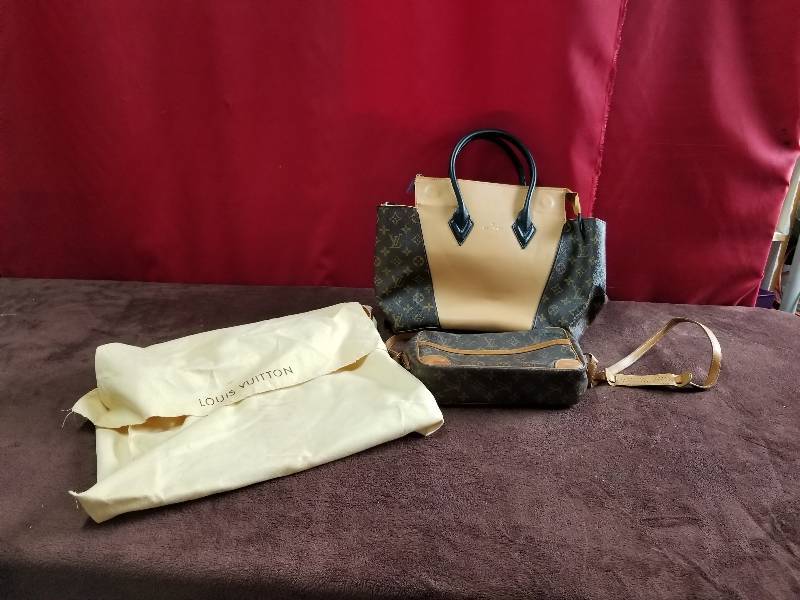 lot 7903 image: Lot of Fashion Purses