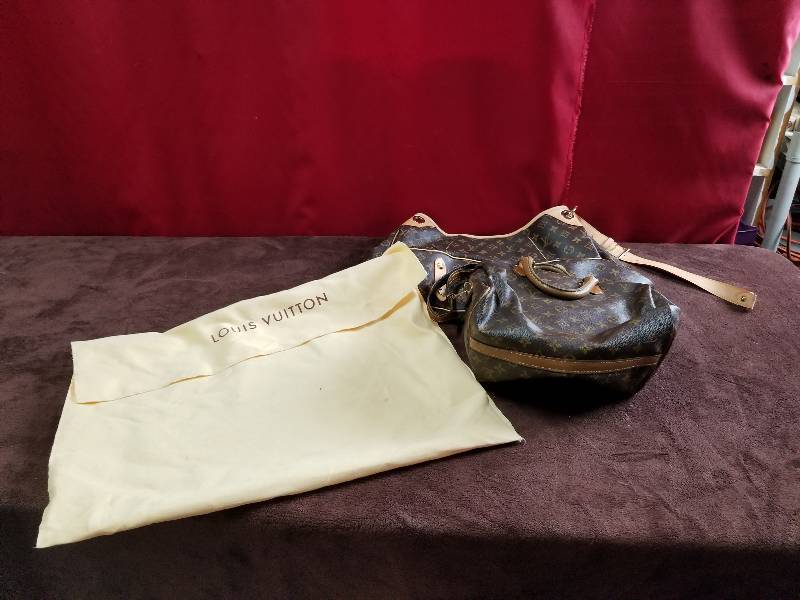 lot 7904 image: Lot of Fashion Purses