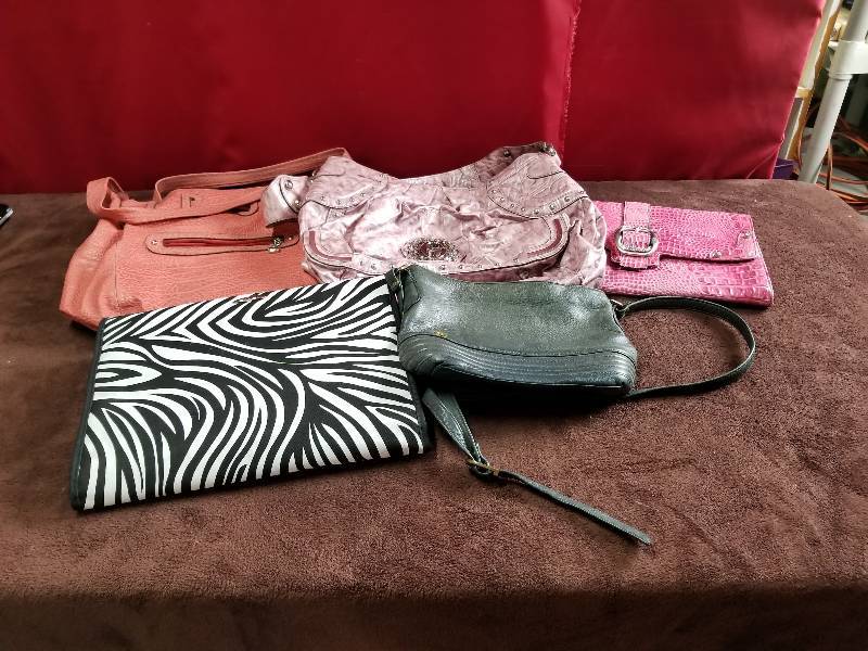 lot 7913 image: Lot of Fashion Purses