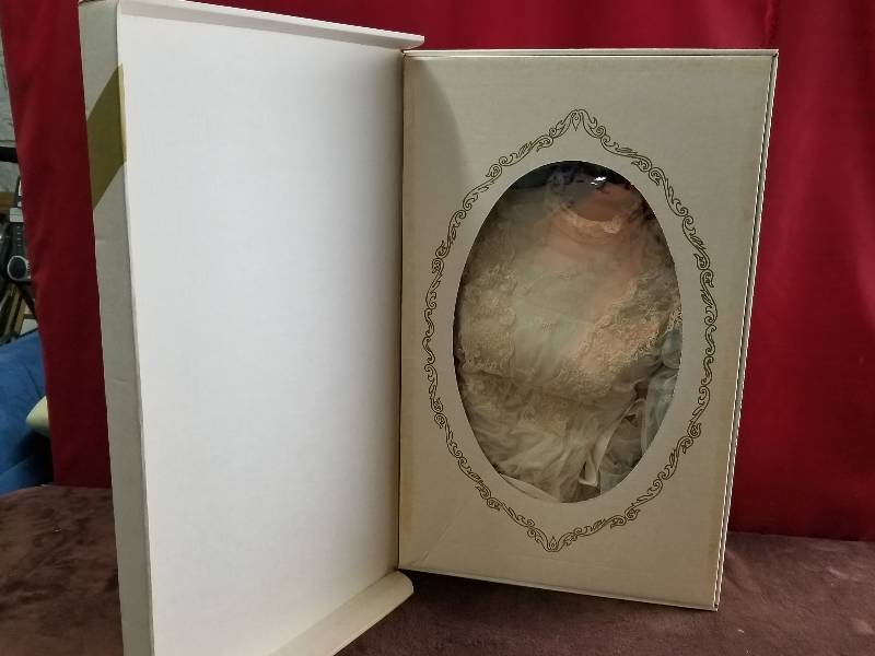 lot 7915 image: Keepsake Pak Vintage Wedding Dress