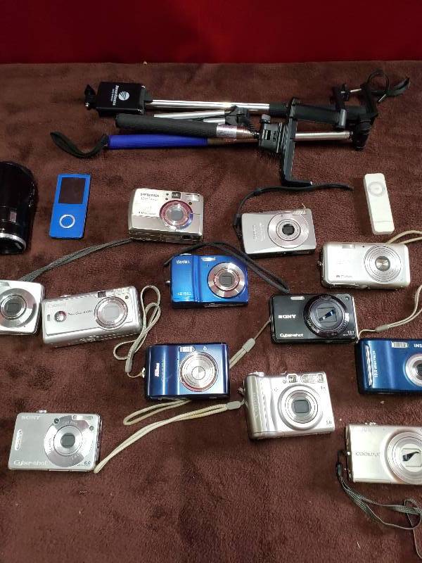 lot 7807 image: Lot of Digital Cameras