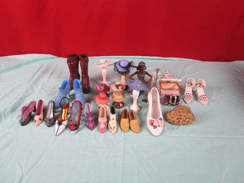lot 7089 image: Lot of Cute Shoe Lover Decor