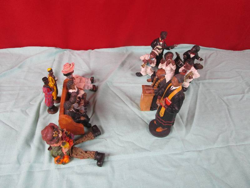 lot 7091 image: Church Choir Figurine Lot