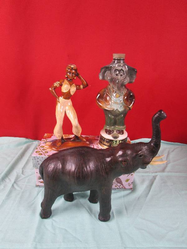 lot 7092 image: Collectible Figurines