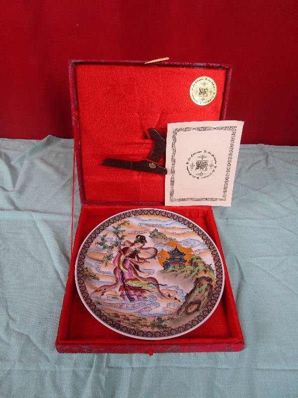 lot 7098 image: Collectible Japanese Painted Plate