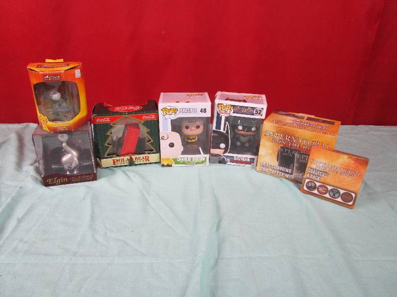 lot 7099 image: Lot of Collectible Dolls