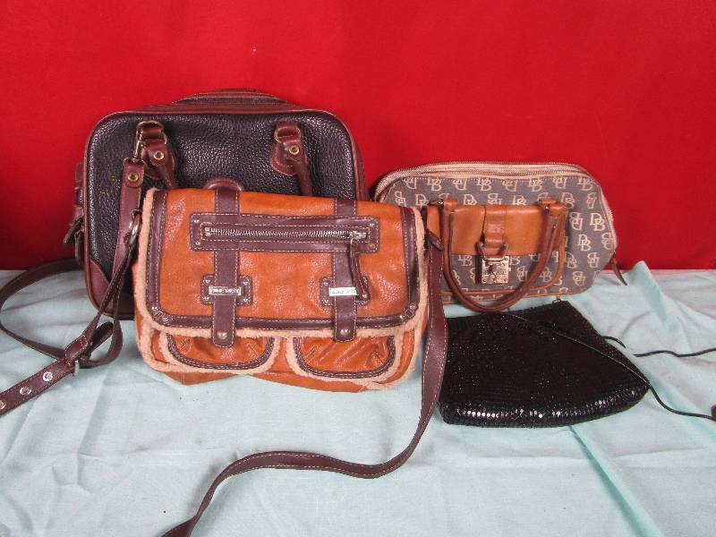 lot 7109 image: Lot of Fashion Purses