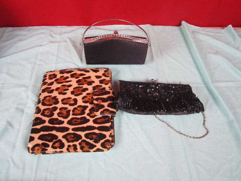 lot 7110 image: Lot of Fashion Purses