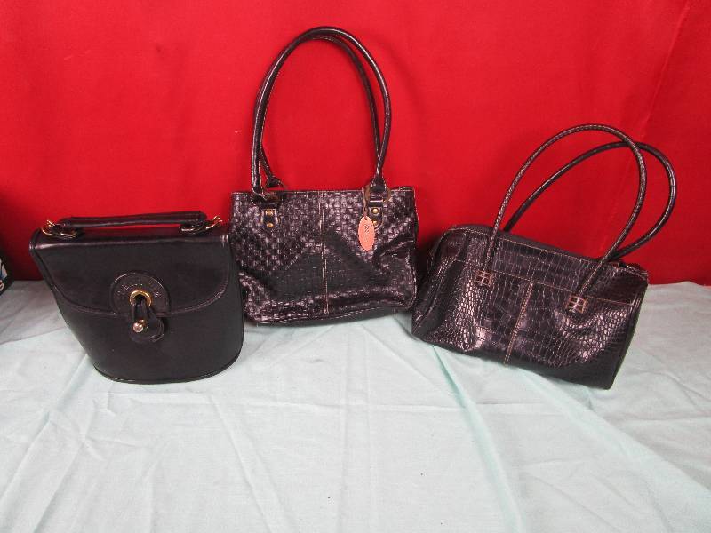 lot 7111 image: Lot of Fashion Purses