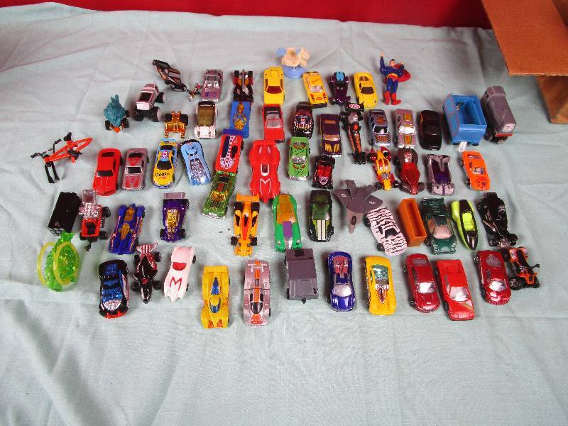 lot 7120 image: Lot of Hot Wheel Cars