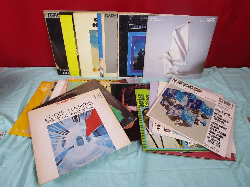 lot 7122 image: Lot of Albums