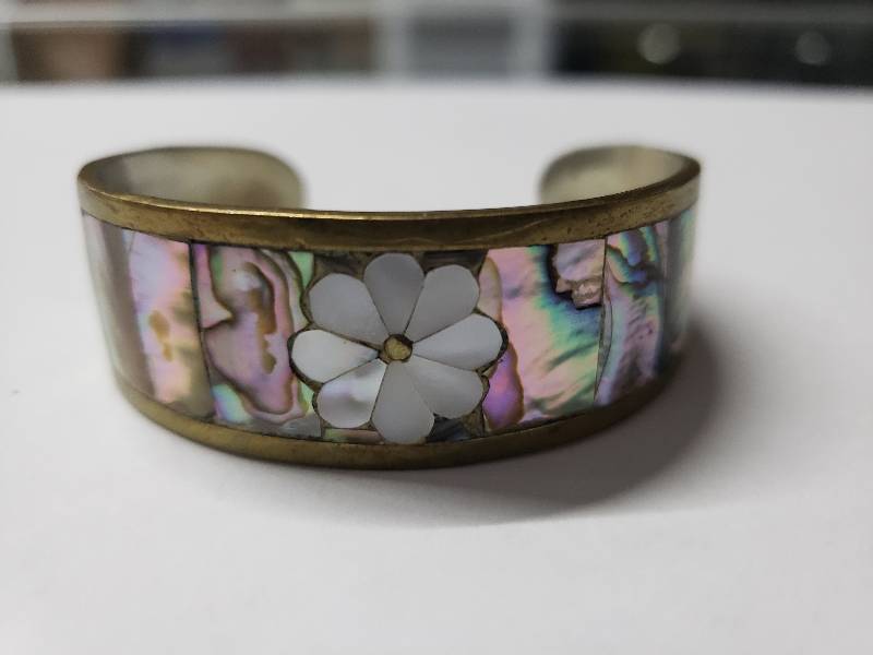 lot 7071 image: Flowered Pearl Silver Bracelet