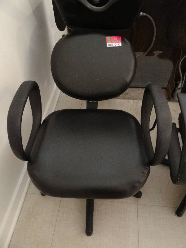 lot 2490 image: Black Salon Chair for Shampooing Hair