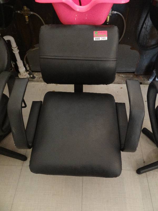 lot 2491 image: Black Salon Chair for Shampooing Hair