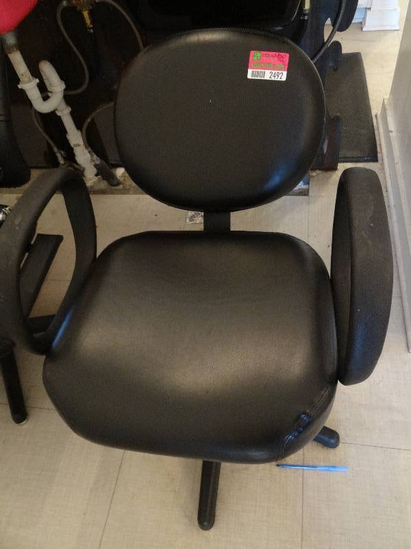 lot 2492 image: Black Salon Chair for Shampooing Hair