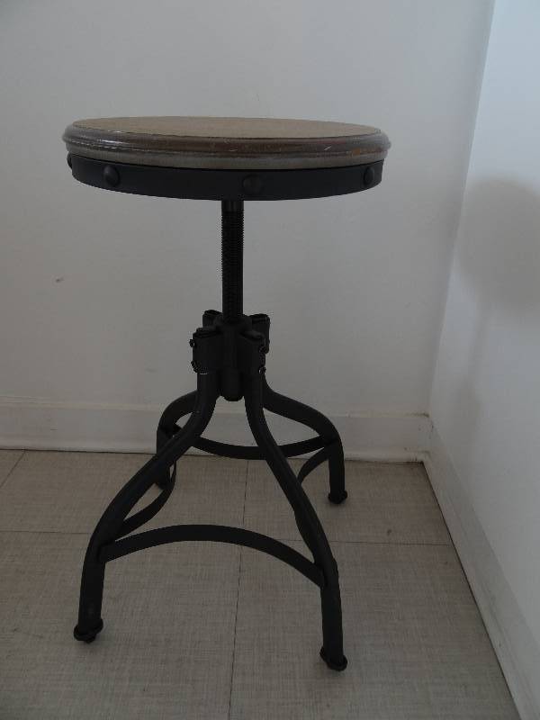 lot 4011 image: Industrial Stool and Fatigue Mat