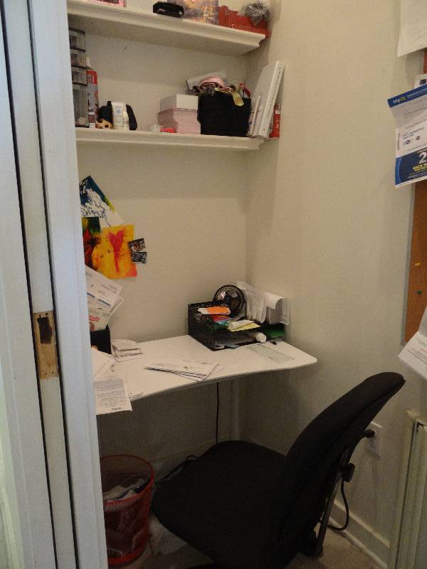 lot 4025 image: Office Chair, Desk and 2 Floating Shelves