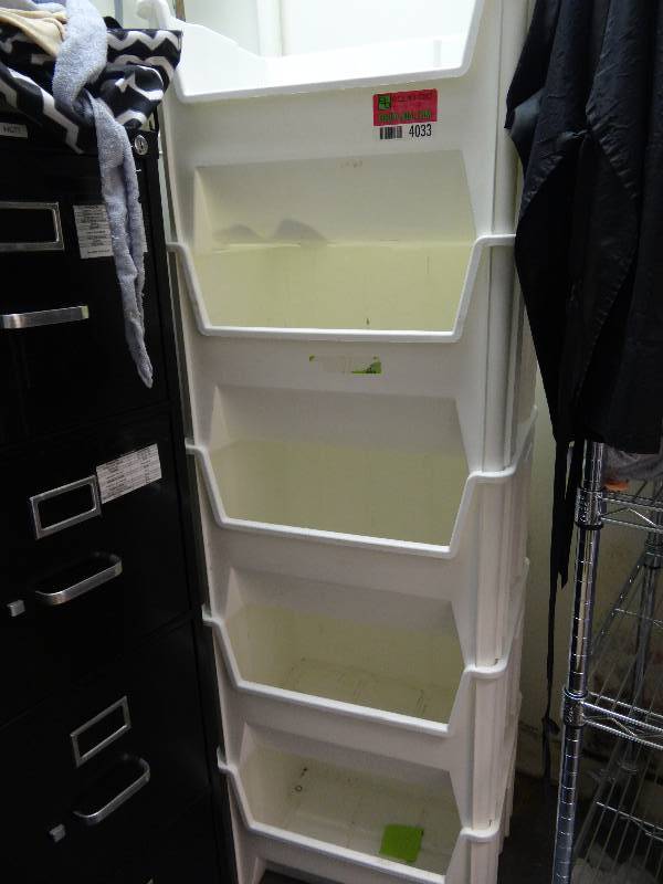 lot 4033 image: (5) White Stackable Bins