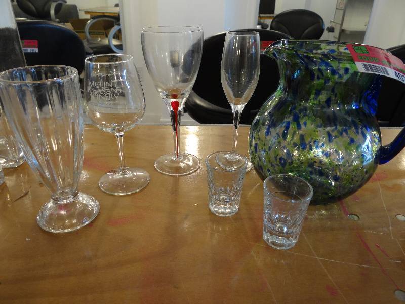 lot 4038 image: Lot of Glass and Barware