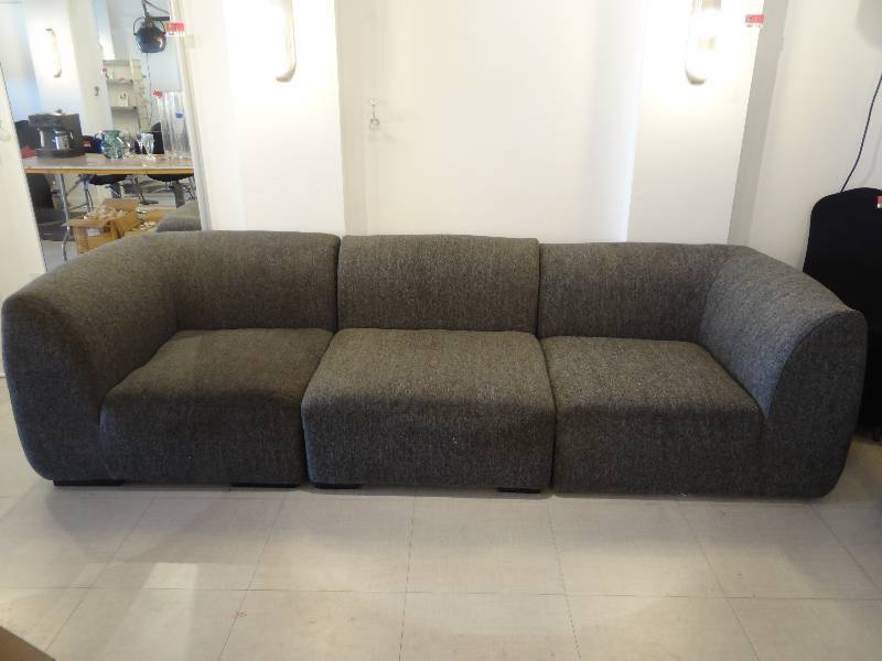 lot 4042 image: Grey 3-Piece Section Couch
