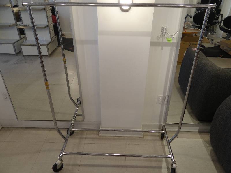 lot 4044 image: Adjustable Clothing Display Rack On Casters
