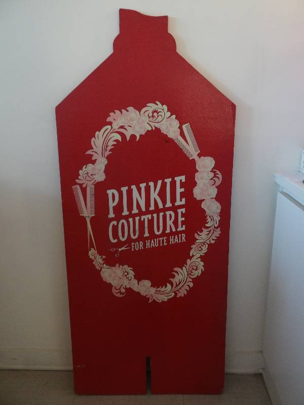 lot 3000 image: Pinkie Couture SignStand