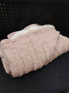 lot 5324 image: King-sized comforter color salmon