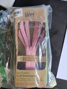 lot 20122 image: Wet Brush Go Green Curl Detangler