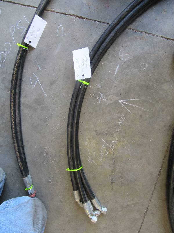 lot 693 image: New Lot of (4) High Pressure 3000 PSi Hydraulic Hose 4 Long with -8 Fittings 45% Angel Fitting on 1 end of the hose