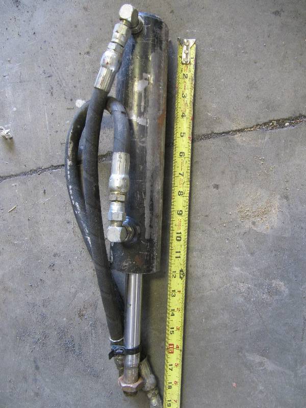 lot 704 image: Hydraulic Cylinder  Approx  2 12 Bore with Approx 12 Stroke