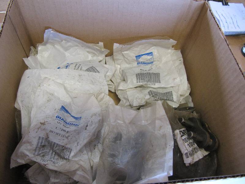 lot 705 image: 5 Feet of 100 Chain for Sprockets and Gears -  4 100 Master-links,  8 100 Off Set Links ,  5 80 Master-Links 4 80 Off-Set Links