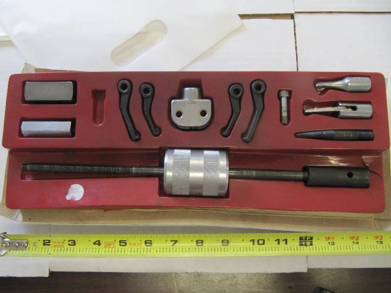 lot 714 image: UUA Slide hammer and Puller (Shop Tools)