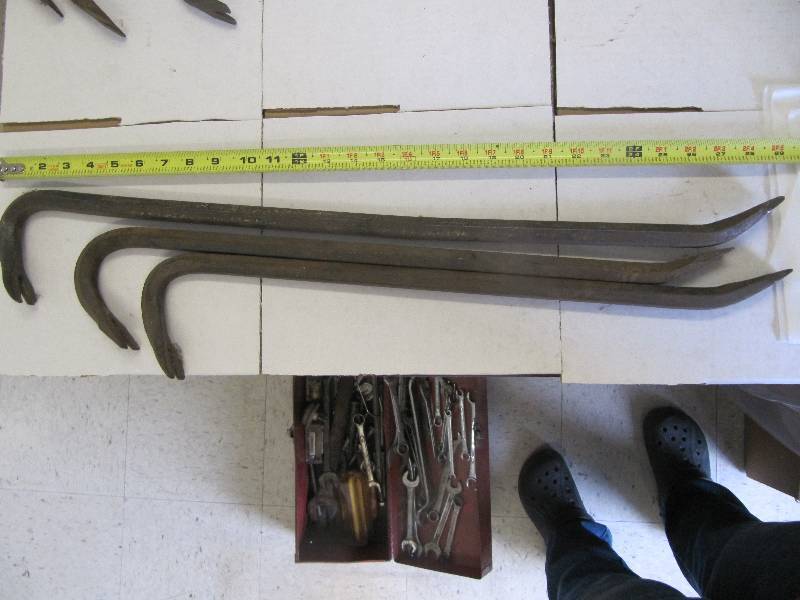 lot 715 image: Crow Bars Diff sizes Starting  29  In Length (Shop Tools)