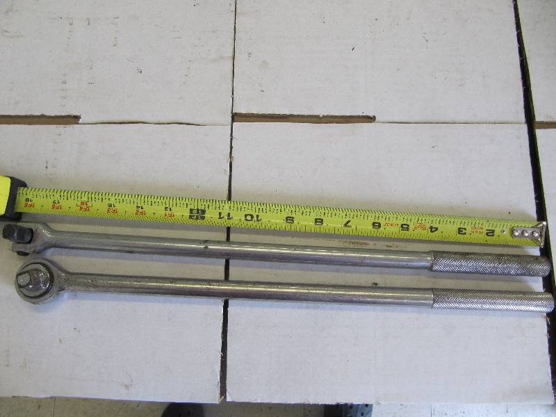 lot 723 image: Lot of 1 18 12 Drive Break-over Bar & 1 18 12 Drive Ratchet (Shop Tools)