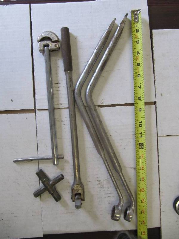 lot 732 image: Specialty Tools & Breaker Bar (Shop Tools)