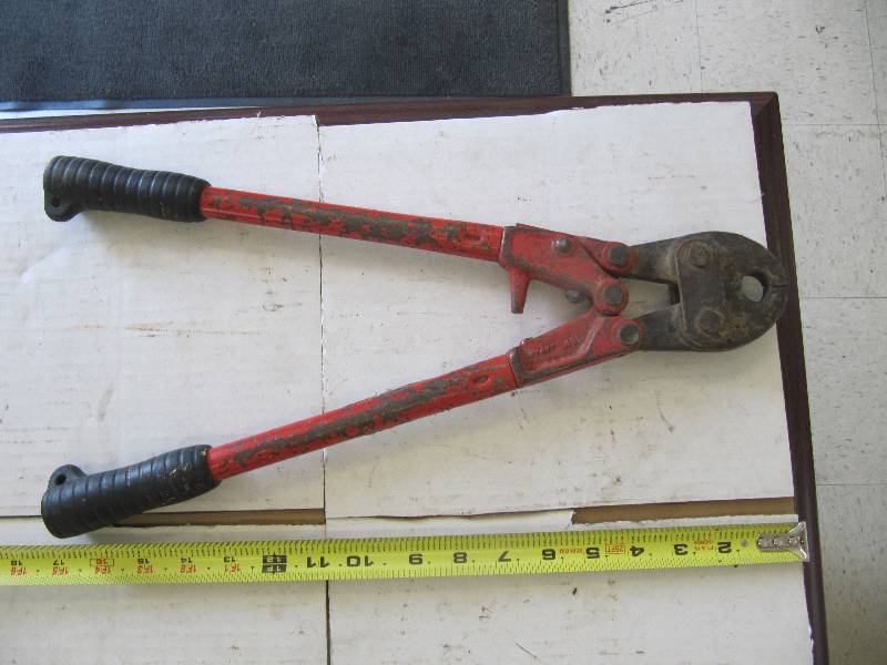 lot 747 image: 17 Bolt Cutters (Shop Tools)