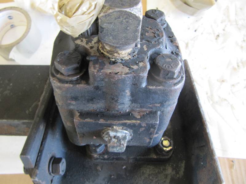 lot 680 image: HYDRAULIC PUMP 557-00661 REMOVED FROM WORKING TRUCK