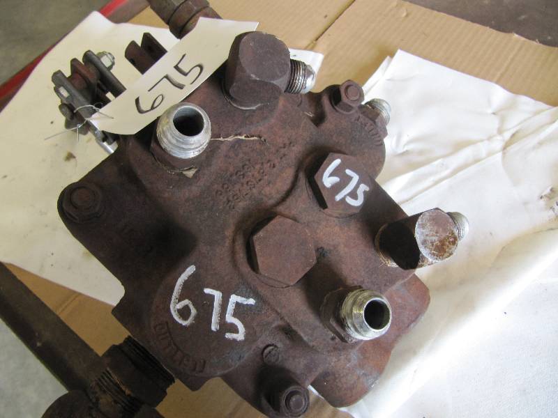 lot 675 image: MULTI PORT HYDRAULIC VALVE -