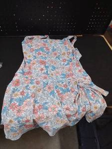 lot 6400 image: Womenfts dress flower pattern size extra large