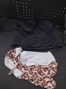lot 6411 image: Womenfts Bathing Suit Top And Bikini Size XL