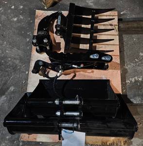 lot 4257 image: Lot of 5 - 2025 Unused 1-1.5 Ton Mini Excavator Attachments - 32in Flat Bucket - 24in Flat Bucket - Ripper - Hydraulic Thumb Clamp - Rake