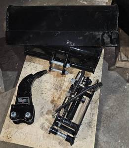 lot 4258 image: Lot of 4 - 2025 Unused 1-1.5 Ton Mini Excavator Attachments - 32in Flat Bucket - 24in Flat Bucket - Ripper - Hydraulic Thumb Clamp